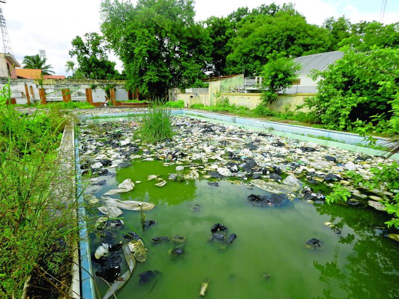 <b>El antiguo Casino Sampedrano se ha convertido en un criadero de zancudos, en toda la ciudad hay predios baldíos sucios y ya se comenzó a aplicar multas.</b>