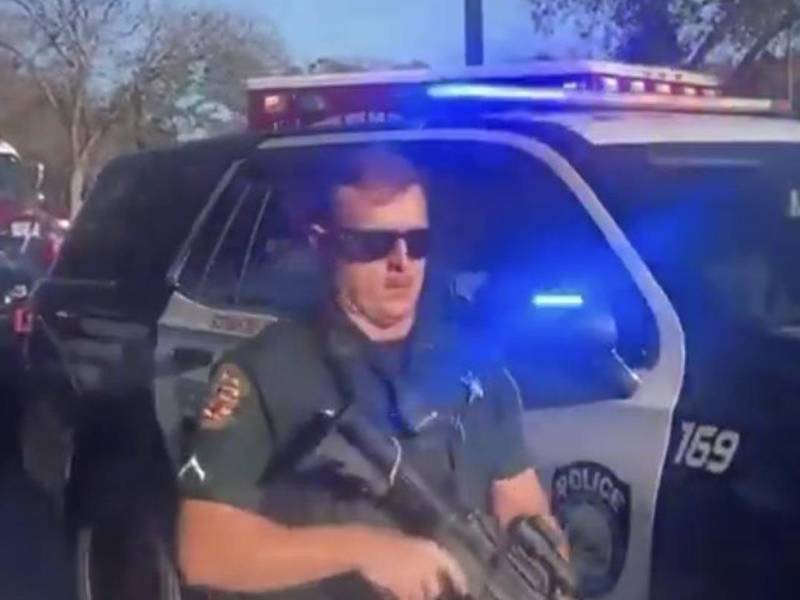 Un policía en el lugar del tiroteo en Florida.