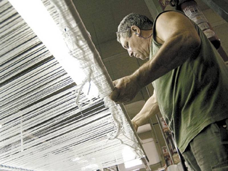 Buenos Aires, 19 de enero de 2010. Sector de tejeduria de la empresa Primera Junta, situada en Quilmes Oeste, al sudeste de la Ciudad de Buenos Aires. ANDRES PEREZ MORENO/dpa