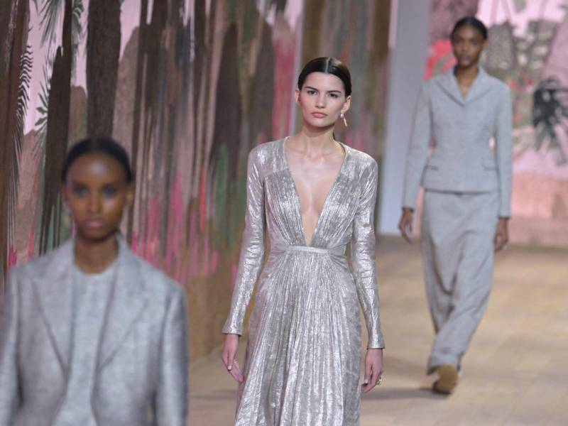 Christian Dior presentó su colección de Alta Costura para damas otoño-invierno 2023- 2024 en el Fashion Week en Paris, en el Museo Rodin. La silueta es vertical, la línea limpia y los colores refinados: blanco, negro, beige, dorado y plateado.