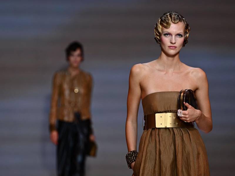 Les damos a continuación todos los aspectos más destacados de la recién culminada Semana de la Moda de Milán colección Primavera/Verano 2024, incluida la presentación del nuevo capítulo de Gucci bajo la dirección del director creativo Sabato De Sarno. En la foto, una modelo durante la pasarela de Giorgio Armani.