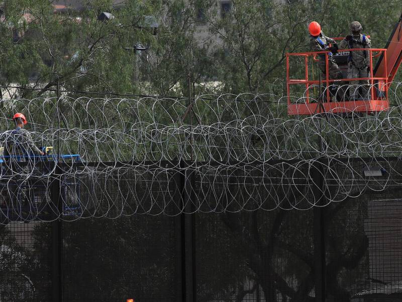El Gobierno de Trump ordenó instalar en la frontera con México más alambrada de navajas en lo alto del muro.