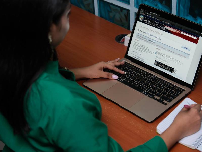 Muchos deben viajar por largas horas para estar a tiempo en su cita consular, pues hay un alto número de solicitudes.