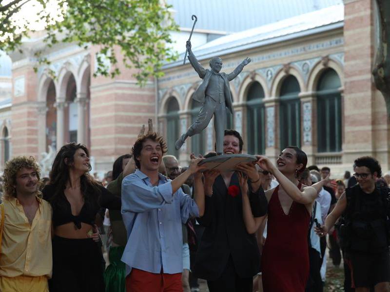 Acción performática 'Saca Nocturna' para recordar algunos de los lugares vinculados a Federico García Lorca, cuando se cumple el 90 aniversario de su fusilamiento, el lunes en el Parque de El Retiro, en Madrid.