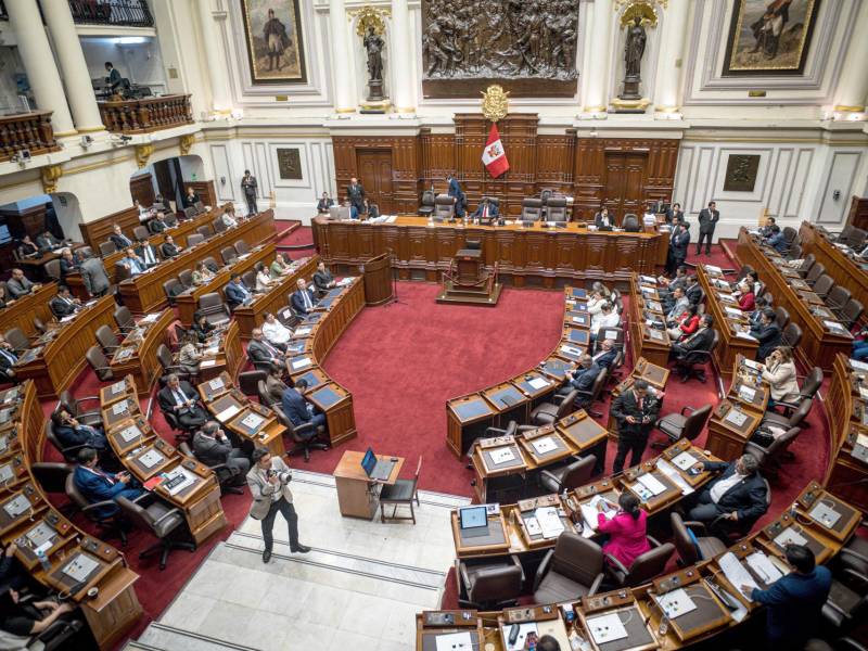 Fotografía general del Congreso de la República del Perú este jueves, en Lima (Perú).