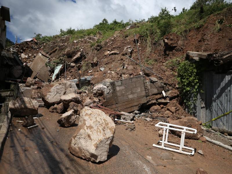 Al menos 12 viviendas quedaron completamente destruidas, pero otra decena presenta grietas y pueden colapsar en cualquier momento ante la presión del terreno y la acumulación de humedad.