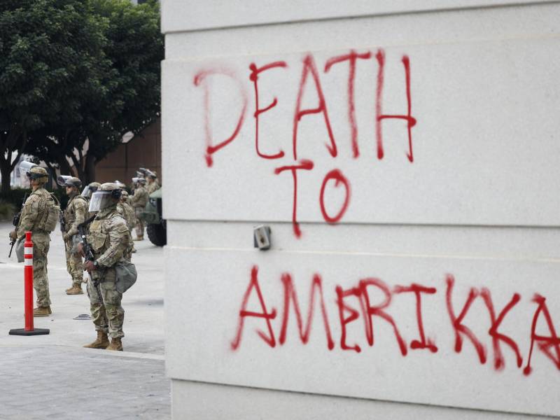 Miembros de la Guardia Nacional desplegados en varios puntos de Los Ángeles.