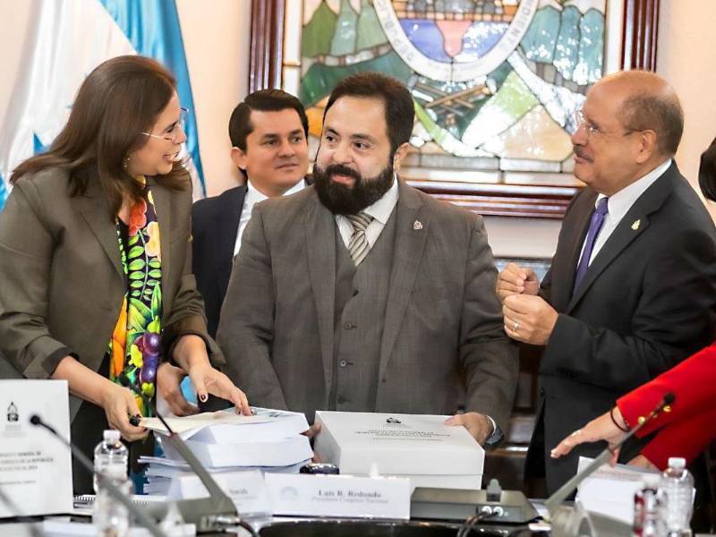 La ministra de Finanzas, Rixi Moncada, entregó al presidente del Congreso Nacional, Luis Redondo, el proyecto de presupuesto 2024.