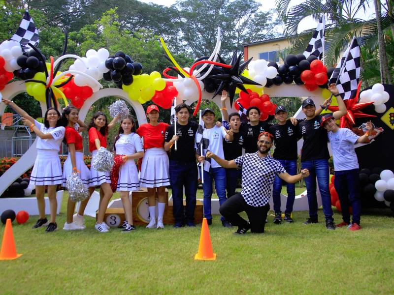 <b><span class=mln_uppercase_mln>Los jóvenes disfrutaron de una mañana amena y también participaron en una divertida sesión fotográfica que perdurará en sus recuerdos con el pasar de los años.</span></b>