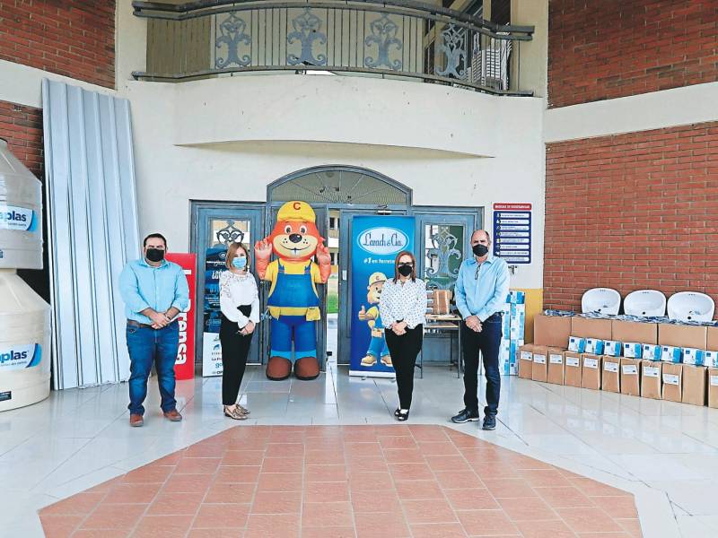 El presidente de la CCIC, Eduardo Facussé; la gerente de mercadeo de Larach y Cia, Carmen Fléfil; la rectora de Mhotivo, Karla Kivet, y Jared Calderón, de mercadeo de La Prensa, en la entrega de la donación realizada ayer por la Casa del Castor.