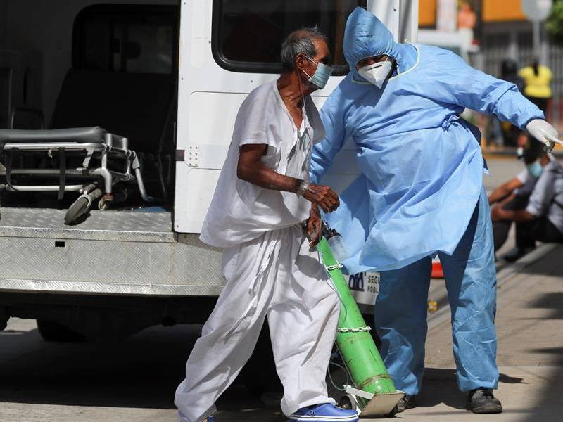 Un hombre que es tratado con sospechas de tener el covid-19 llega en ambulancia al Hospital San Felipe, en Tegucigalpa.