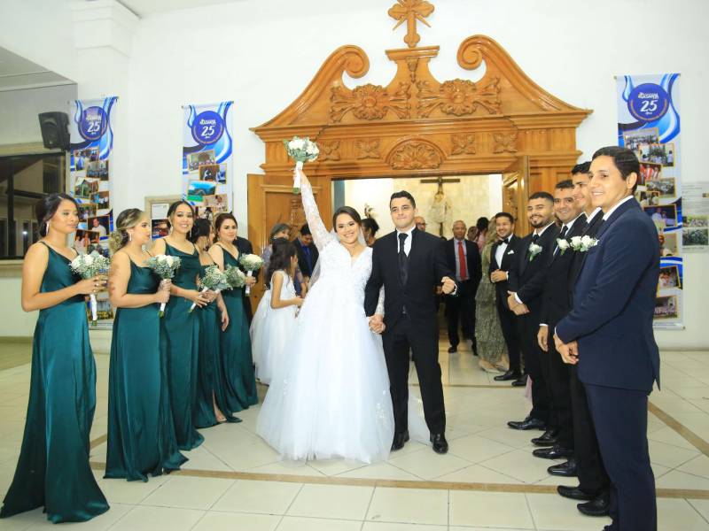 La parroquia La Santa Cruz de la Colonia Tara fue el lugar escogido para que Dios bendijera el matrimonio de Alejandro y Gabriela. Ambos fueron acompañados por sus padres, padrinos, damas y caballeros del cortejo, así como más familiares y amistades. El presbítero Erlein Mora fue el encargado de oficiar la misa. Luego, se trasladaron a la recepción en el salón Jordan del Club Hondureño Árabe, recinto que vistió de color verde esmeralda y que se colmó de algarabía en celebración del amor que predomina en los nuevos esposos.