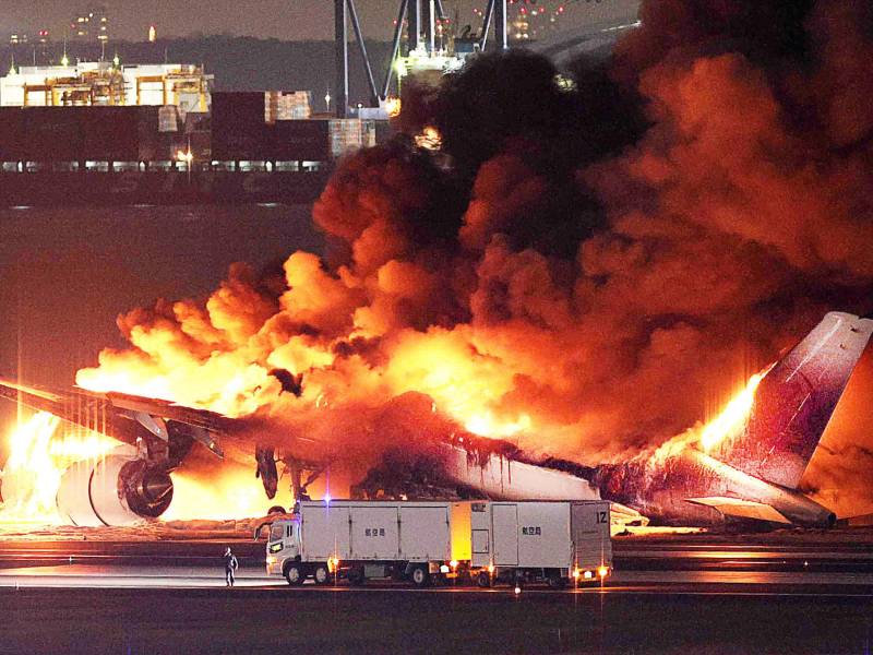 Cinco personas a bordo de una aeronave de la guardia costera japonesa murieron el martes después de una colisión con un <b>avión</b> <b>de línea</b> en la pista del aeropuerto internacional de Tokio Haneda.