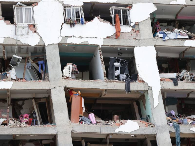 Vista de los daños registrados en varios edificios por los terremotos, en la localidad de Catia La Mar, en el estado costero de La Guaira (Venezuela) este jueves.