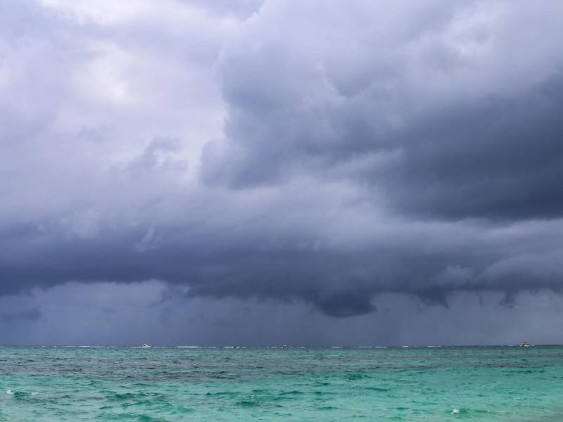Cielo nublado en el océano.