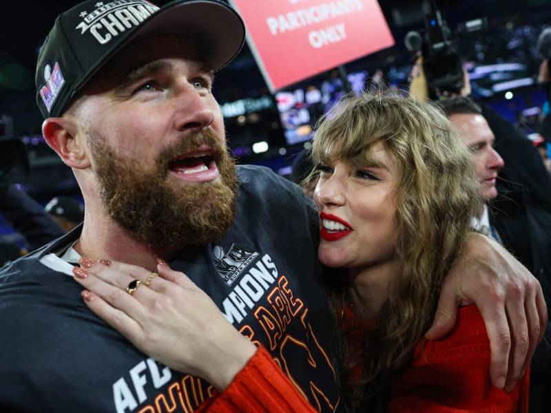 Tras el triunfo, Taylor Swift bajó al césped para felicitar a Travis Kelce con un beso y un largo abrazo.