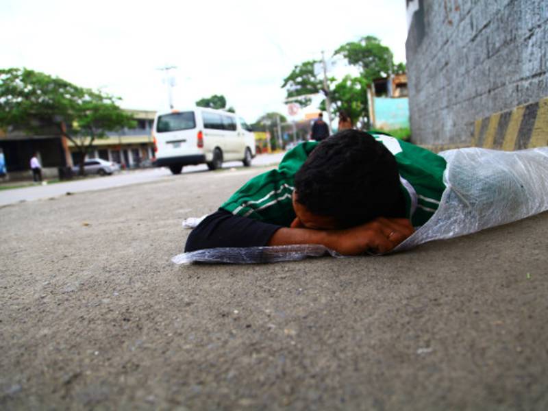 Los menores adoptan como su hogar las aceras y vías públicas.