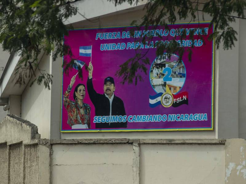 Fotografía de archivo de una pancarta publicitaria con la imagen de los copresidentes de Nicaragua, Daniel Ortega y Rosario Murillo, en Managua (Nicaragua). EFE/Jorge Torres