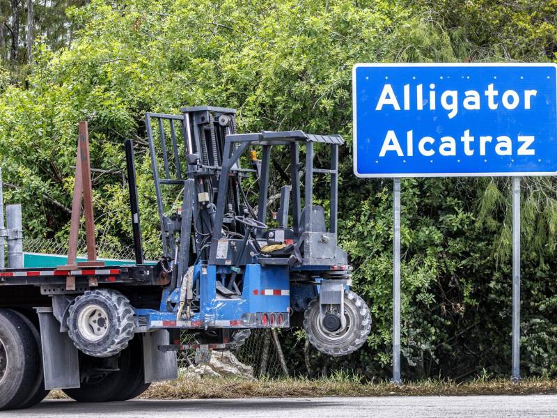 Un camión con maquinaria ingresa al centro de detención Alligator Alcatraz.