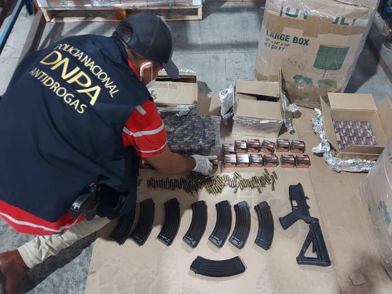 Un agente de la Dirección Nacional <i>Policial</i> Antidrogas (<i>DNPA</i>) inspecciona los proyectiles decomisados.