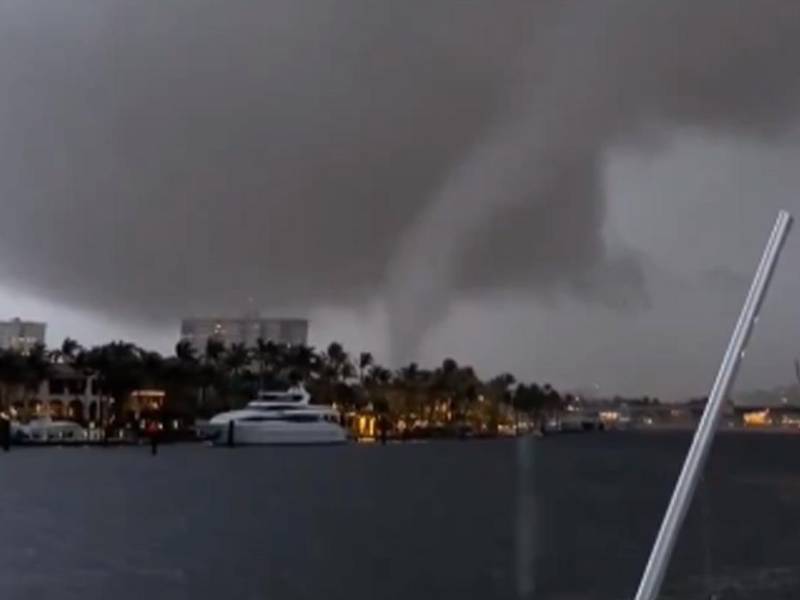 Momento en el que se está formando el tornado y es grabado por varias personas.