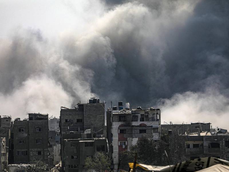 El humo se eleva tras un ataque aéreo israelí en el este del barrio de Sheikh Redwan de la ciudad de Gaza.