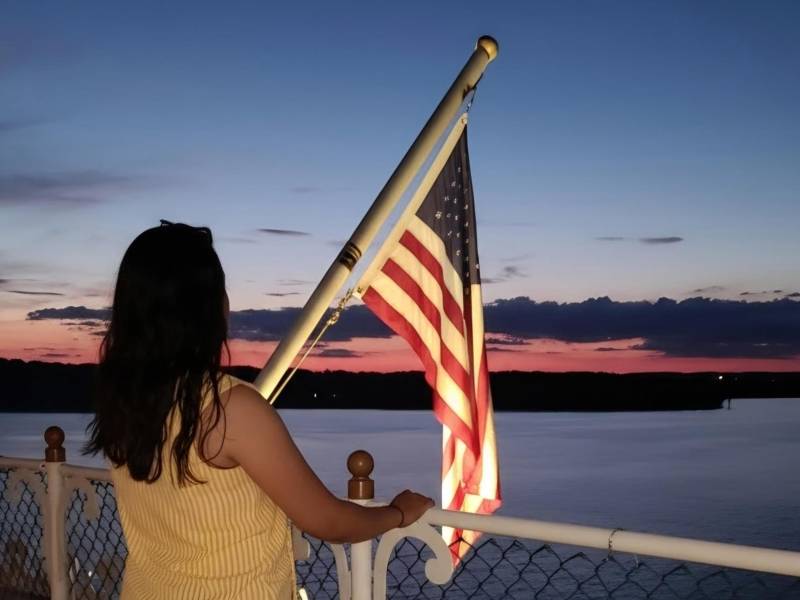 Fotografía cedida por Alma, una inmigrante amparada por el TPS de El Salvador, posando en Table Rock Lake in Misuri (Estados Unidos). EFE/ Alma