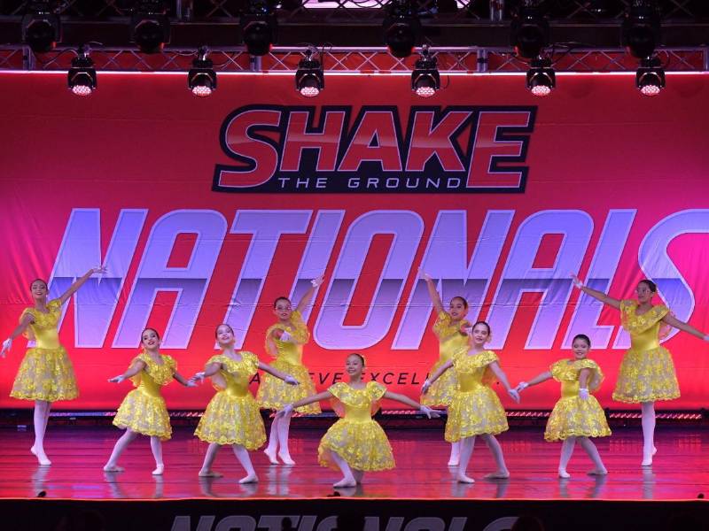 Hermosas y delicadas, así lucían las pequeñas bailarines de la Academia Bellas Artes en el evento, Shake the Ground.