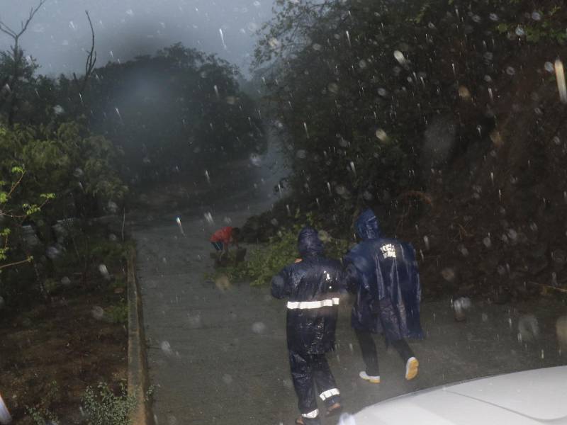 Varios desaparecidos por deslaves dejó el paso de Agatha por el sur de México.