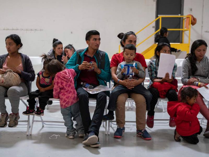 Familias migrantes detenidos en la frontera de Estados Unidos.