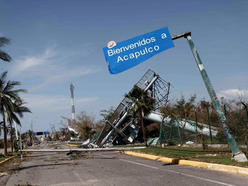 Vista de la destrucción dejada por el paso del huracán Otis fuera del Aeropuerto Internacional de Acapulco en Acapulco, México, el 27 de octubre de 2023.