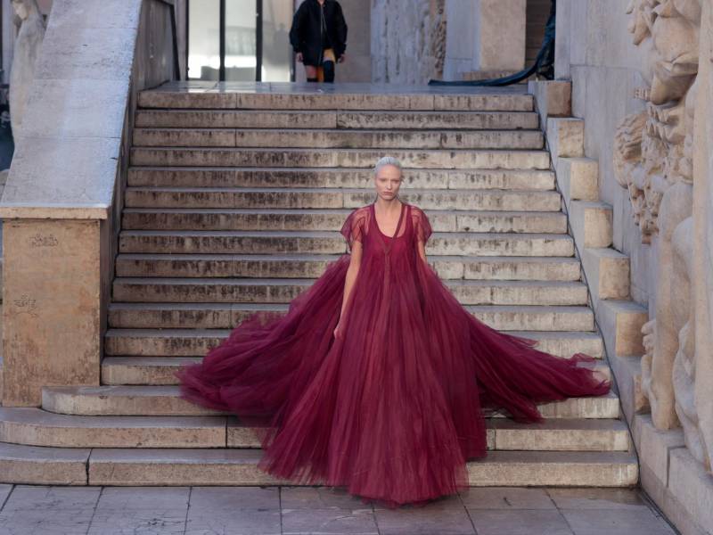 El estadounidense Rick Owens dio un giro a su producción habitual con un mensaje optimista, de colores solares, como el amarillo o naranja.Ese cambio proviene de sus viajes a Egipto, donde pudo “admirar con alivio todo lo que sobrevive tras innumerables guerras.