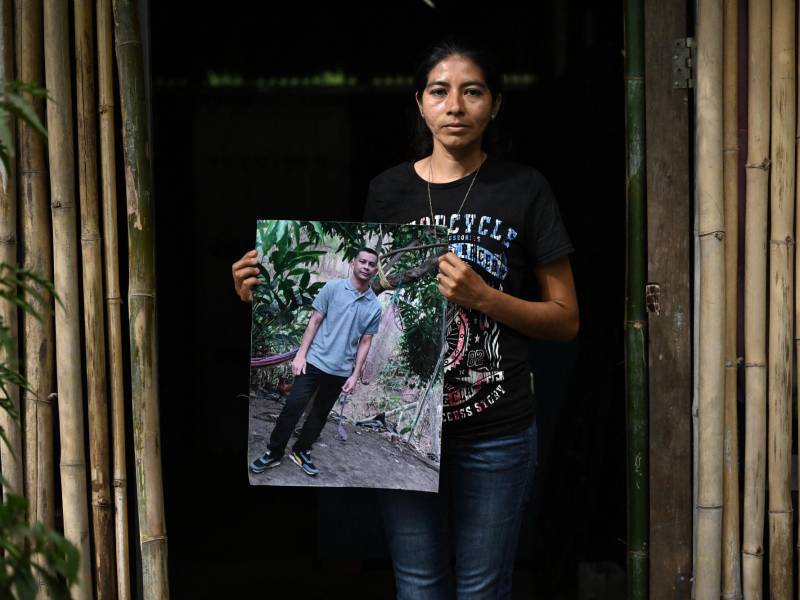 Sandra Hernández muestra una imagen de su esposo, Jose Dimas Medrano, quien murió en prisión tras ser detenido.