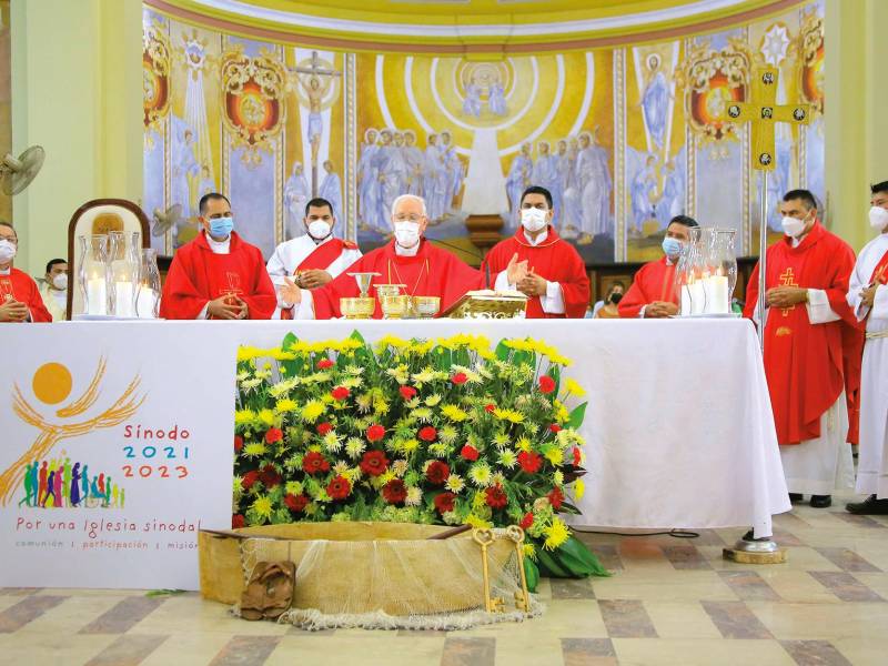 <b><span class=mln_uppercase_mln>SOLEMNIDAD.</span></b> Los sampedranos llegaron a la eucaristía presidida por monseñor Ángel Garachana.