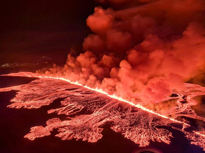 Islandia experimenta la cuarta erupción volcánica desde octubre pasado en la península de Reykjanes y probablemente la más fuerte, según la Oficina Meteorológica de este país nórdico (IMO, en inglés) y geofísicos.