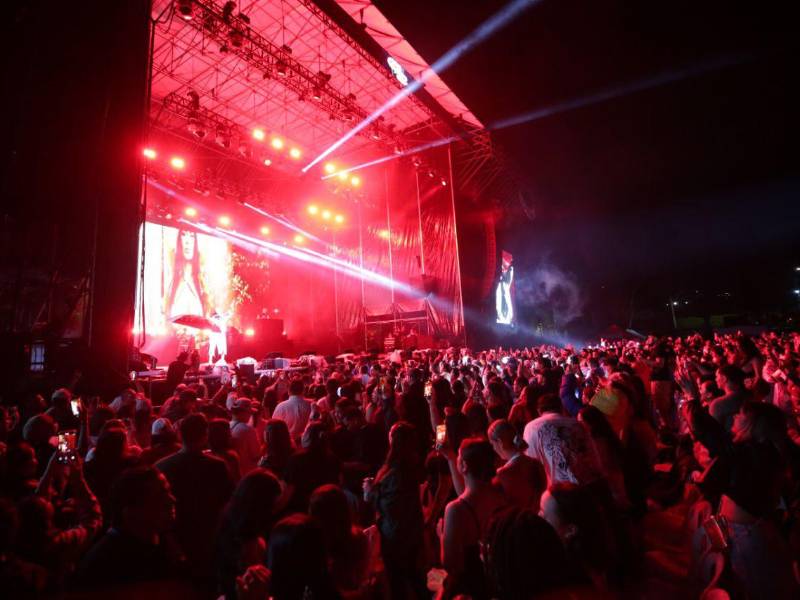 Miles de catrachos se reunieron en el Chochi Sosa para ver a sus artistas favoritos.