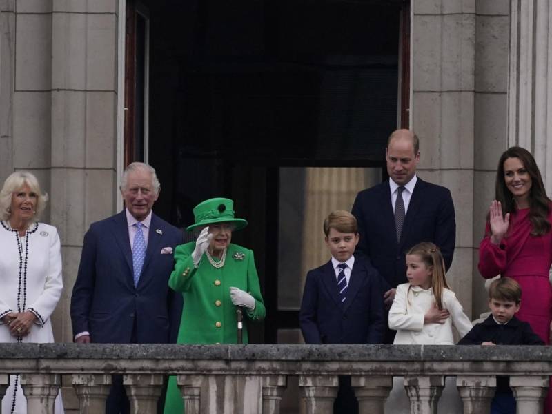 La reina Isabel regresó al palco del palacio de Buckingham para cerrar las celebraciones del Jubileo de Platino junto a su hijo, y los duques de Cambridge con su familia, el futuro de la monarquía.