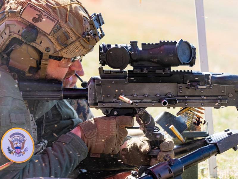 El vicepresidente de Estados Unidos, JD Vance, mostró sus habilidades de tiro al participar en un entrenamiento con armas durante su visita a la Base del Cuerpo de Marines en Quantico, Virginia.