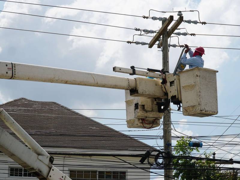 Cuadrillas de la Enee cambian lámparas del servicio de alumbrado público.