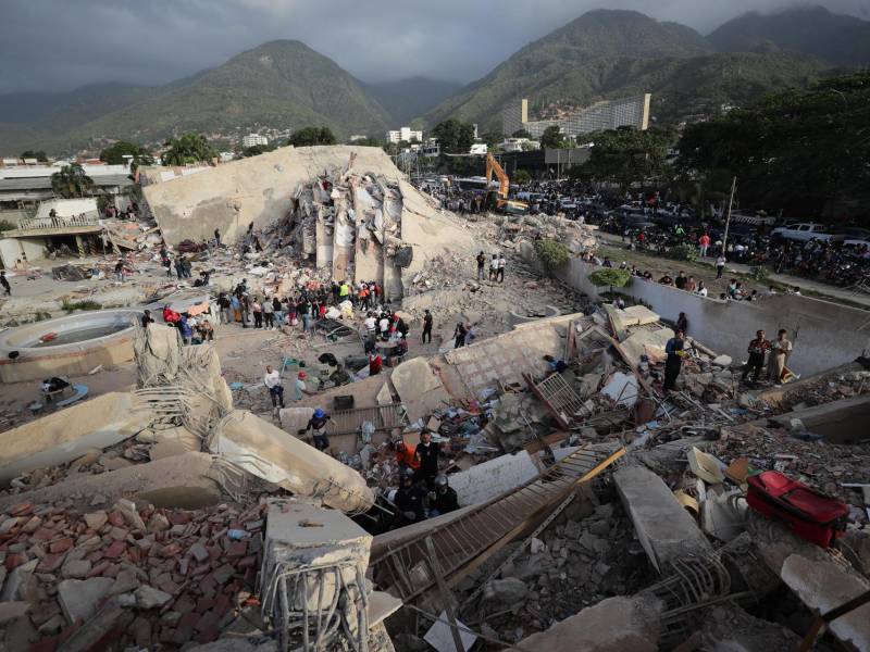 Operaciones de rescate en La Guaira, tras los terremotos. EFE/ Ronald Pena R