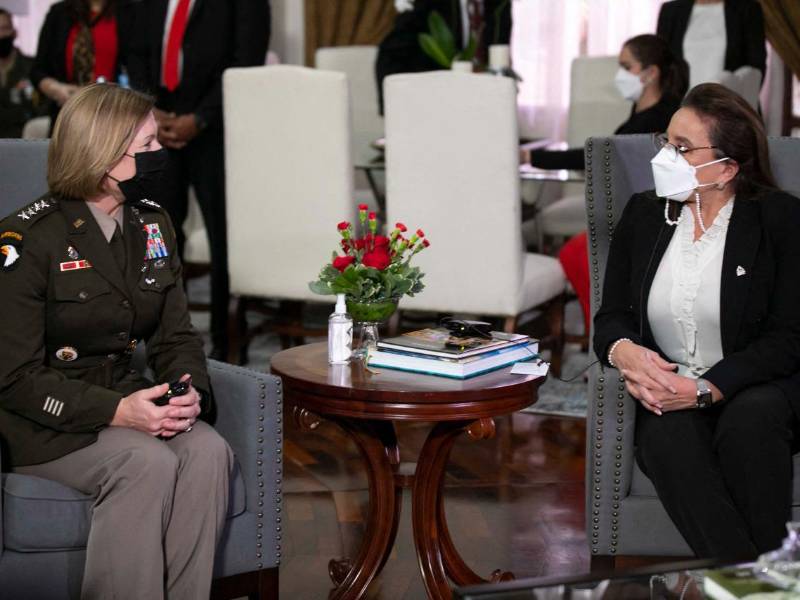 La presidenta de Honduras, Xiomara Castro, y la comandante general del Comando Sur de los EE. UU. Laura Richardson en la Casa Presidencial.