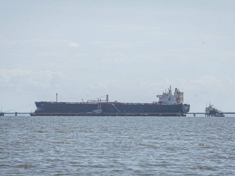 Un barco petrolero frente a la refinería Bajo Grande, en el estado de Zulia (Venezuela), en una imagen de archivo.