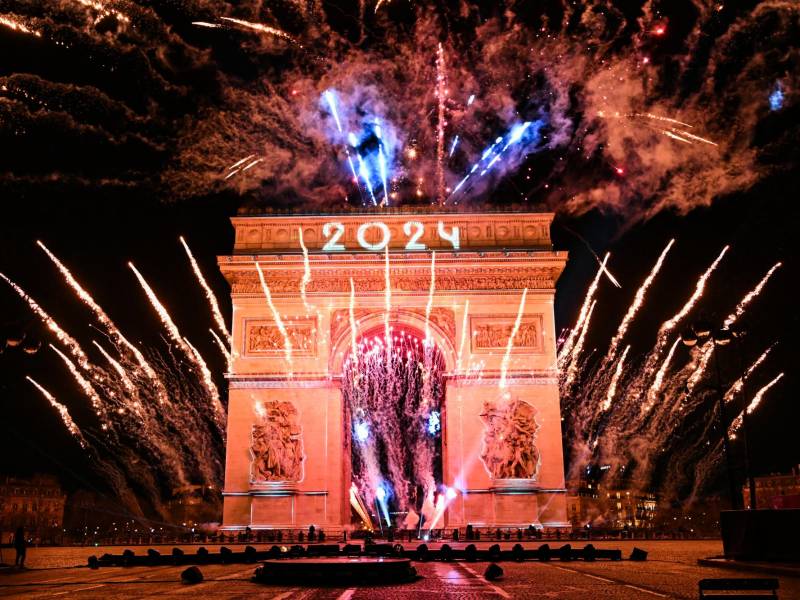 Celebraciones en el arco del Triunfo en París, donde se registraron varios incidentes este 1 de enero.