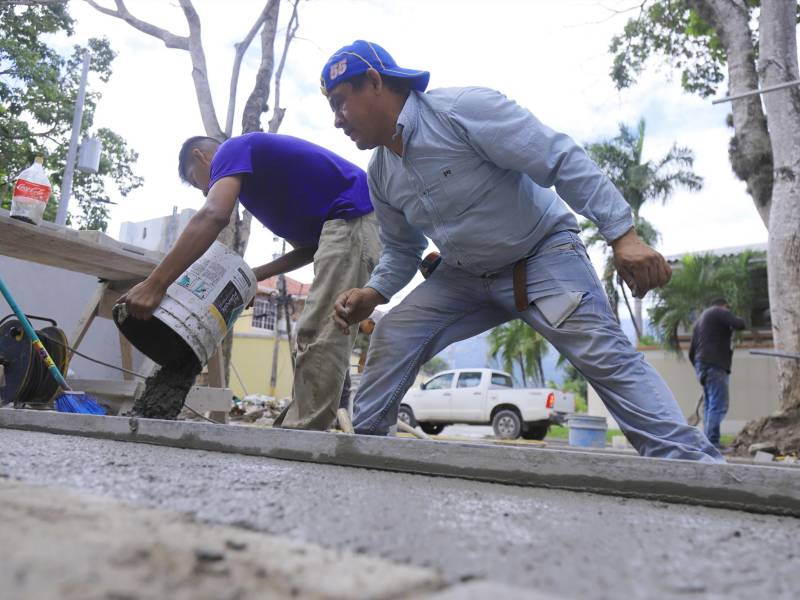 Obreros construyen una vivienda en San Pedro Sula.