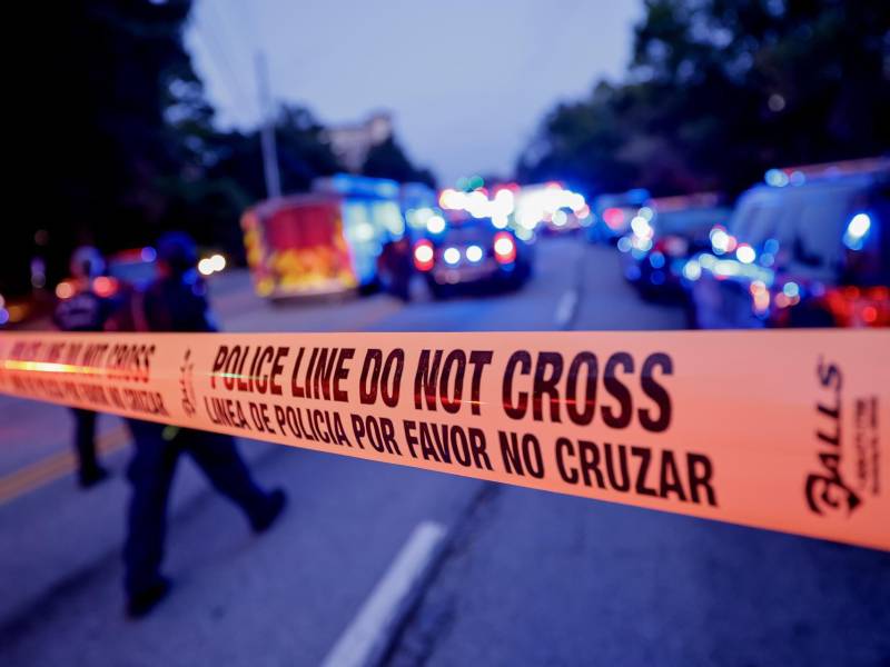 Agentes de policía y personal de emergencias responden a la escena del tiroteo en la Universidad Emory y de los CDC, en Atlanta, Georgia,