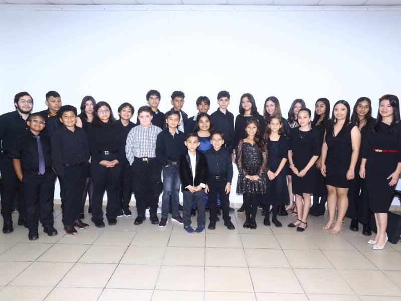 La Academia de Artes Minuetto presentó su recital y exposición de pinturas, en un evento realizado en las instalaciones de la Alianza Francesa de San Pedro Sula, protagonizado por los estudiantes de música y pintura.