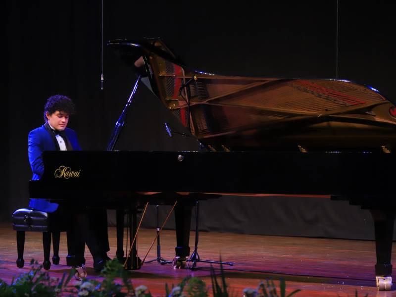 El protagonista de la velada musical ejecutó diversas obras frente a centenares de asistentes.