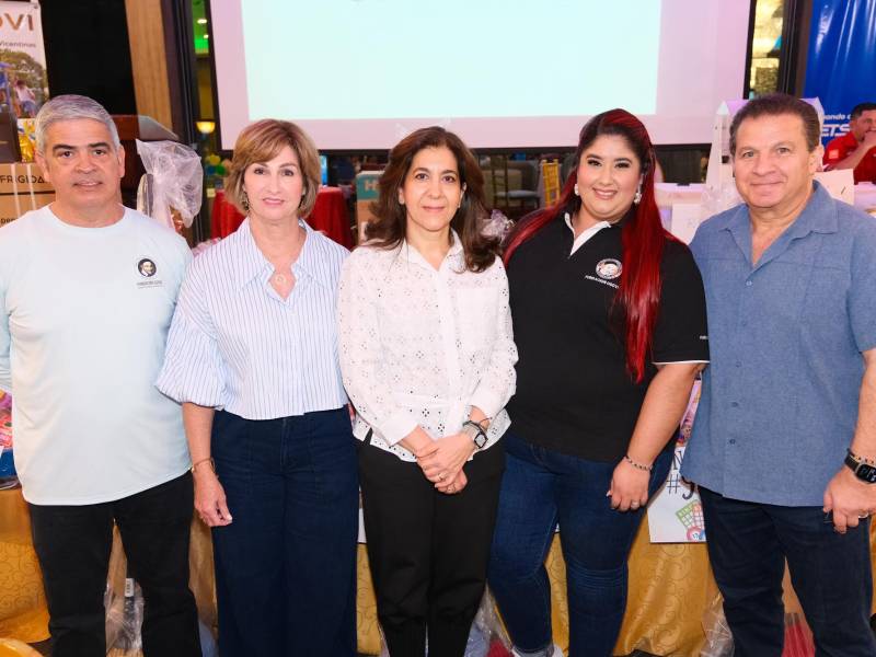 El padre Fausto Henríquez, Irma Molina, Gisselle Canahuati, Johana Zaldivar y Jesús Canahuati.
