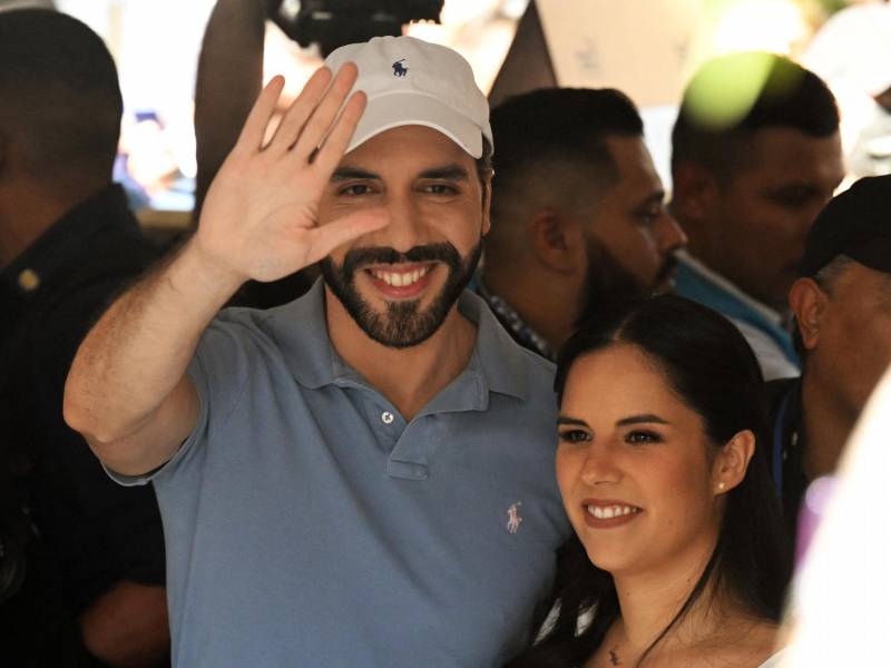 Presidente Nayib junto a su esposa Gabriela de Bukele ejercen el sugragio en las elecciones de El salvador.