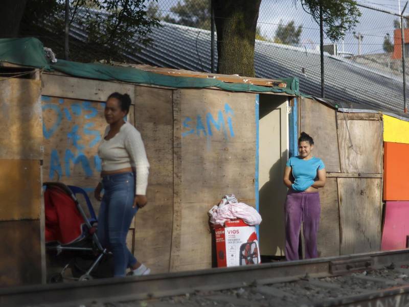 Migrantes permanecen en su campamento este viernes, en Ciudad de México (México).